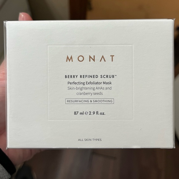 Monat Berry Scrub exfoliant - Picture 2 of 4